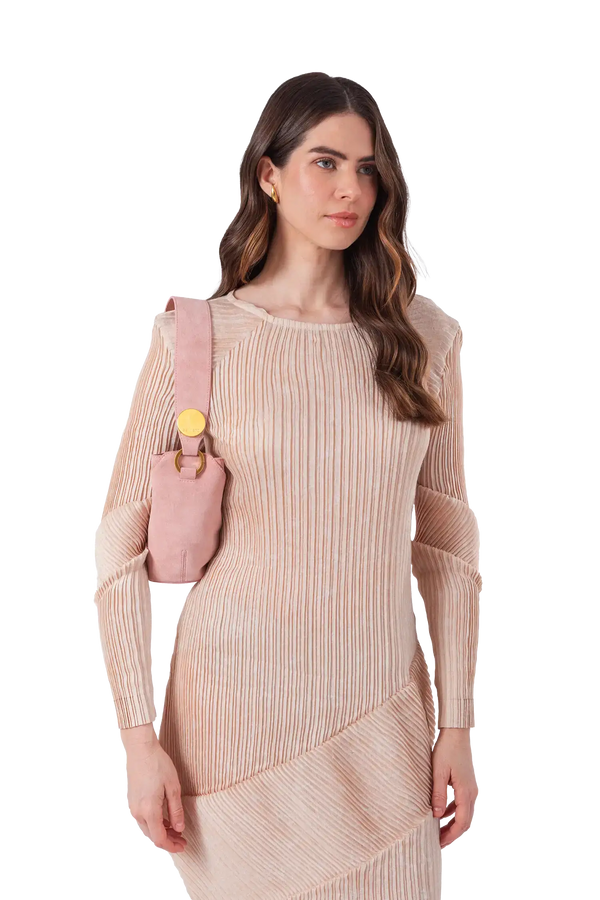 Bolsa de ombro em camurça na cor com tom elegante com fechamento seguro e alça ajustável confortável, design sofisticado e funcional ideal para o dia a dia.