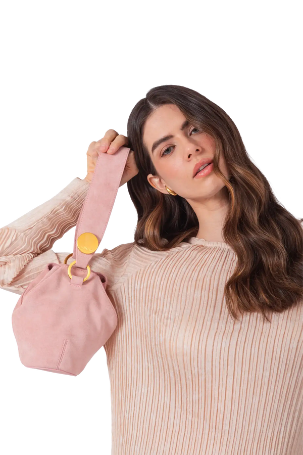 Bolsa de ombro em camurça na cor com tom elegante com fechamento seguro e alça ajustável confortável, design sofisticado e funcional ideal para o dia a dia.