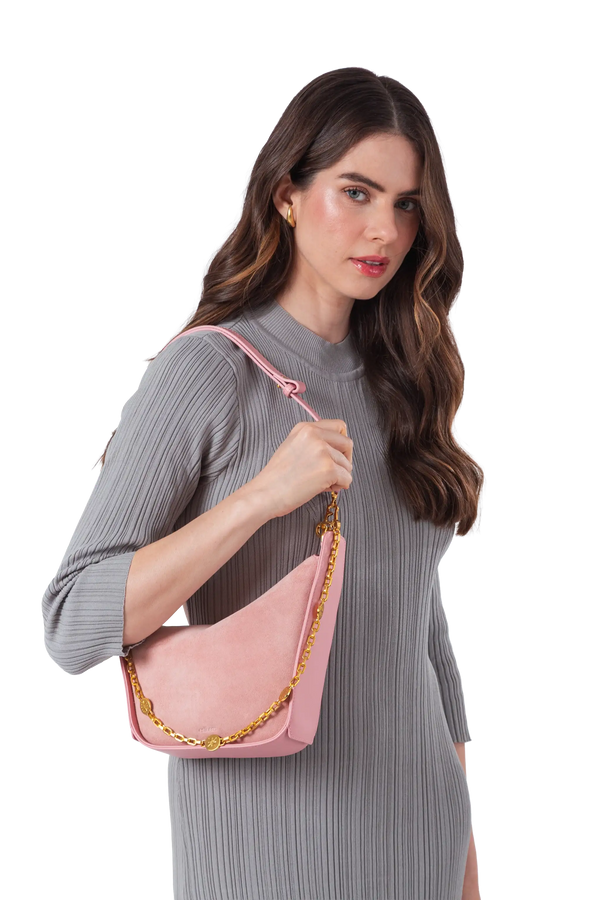 Bolsa em camurça na cor com tom elegante com fechamento por zíper e alça de ombro confortável, design sofisticado e funcional ideal para o dia a dia.