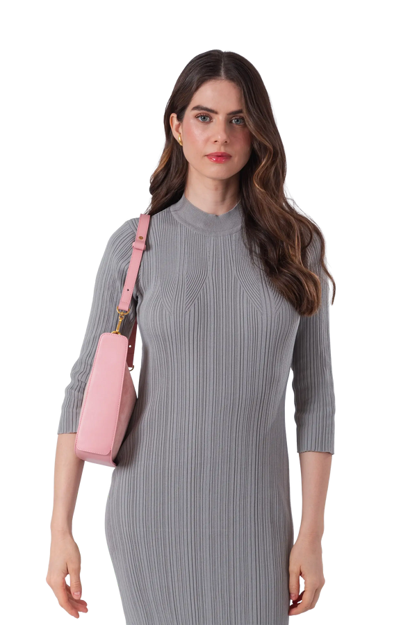 Bolsa em camurça na cor com tom elegante com fechamento por zíper e alça de ombro confortável, design sofisticado e funcional ideal para o dia a dia.