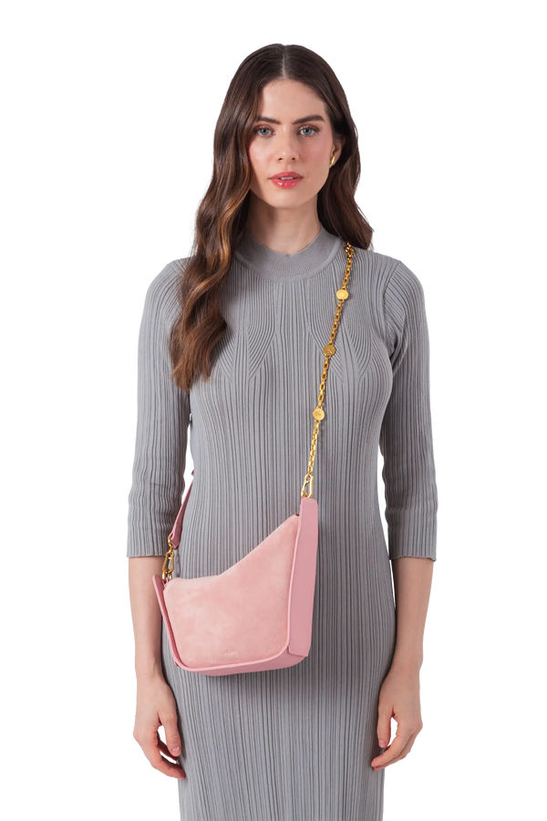 Bolsa em camurça na cor com tom elegante com fechamento por zíper e alça de ombro confortável, design sofisticado e funcional ideal para o dia a dia.