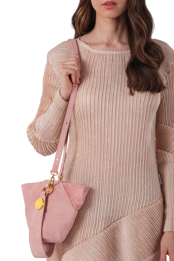 Bolsa de ombro em camurça na cor com tom elegante com fechamento seguro e alça ajustável confortável, design sofisticado e funcional ideal para o dia a dia.