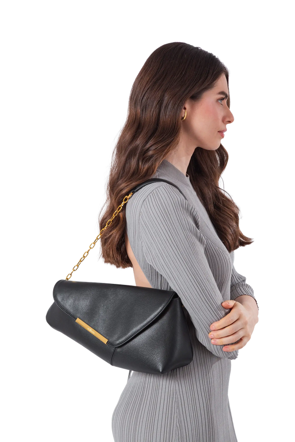 Bolsa de ombro em couro legítimo na cor preta com fecho refinado e alças estruturadas, design sofisticado e funcional ideal para o dia a dia.