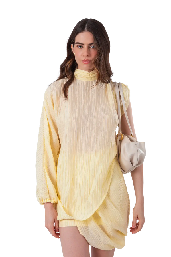 Bolsa baguette em couro legítimo na cor areia com fechamento por zíper e alça de ombro confortável, design sofisticado e funcional ideal para o dia a dia.