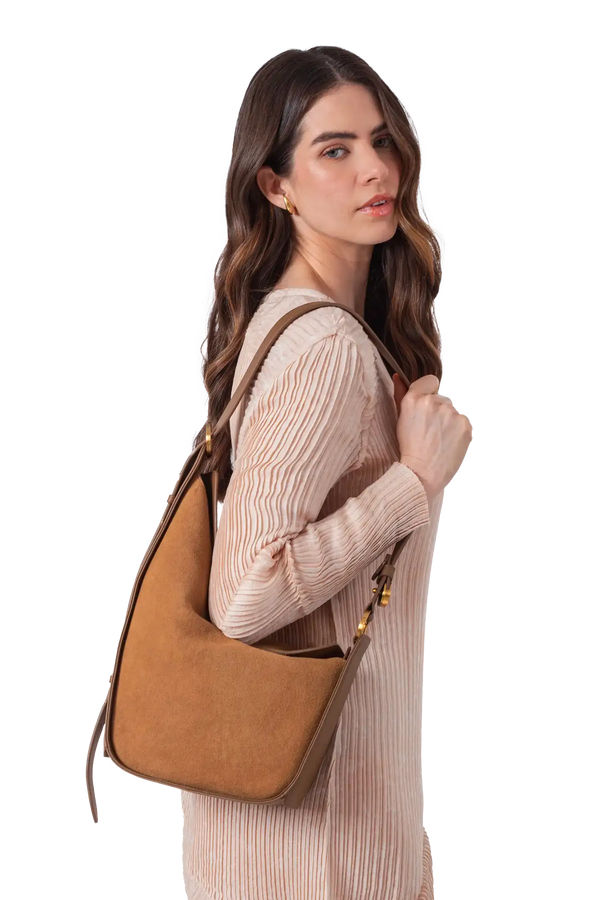 Bolsa em camurça na cor com tom elegante com fechamento por zíper e alça de ombro confortável, design sofisticado e funcional ideal para o dia a dia.