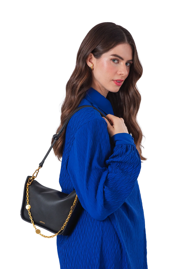 Bolsa em couro legítimo na cor preta com fechamento por zíper e alça de ombro confortável, design sofisticado e funcional ideal para o dia a dia.