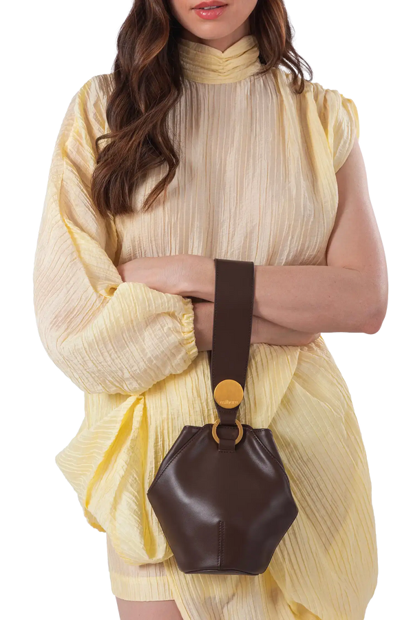 Bolsa de ombro em couro legítimo na cor marrom claro com fechamento seguro e alça ajustável confortável, design sofisticado e funcional ideal para o dia a dia.
