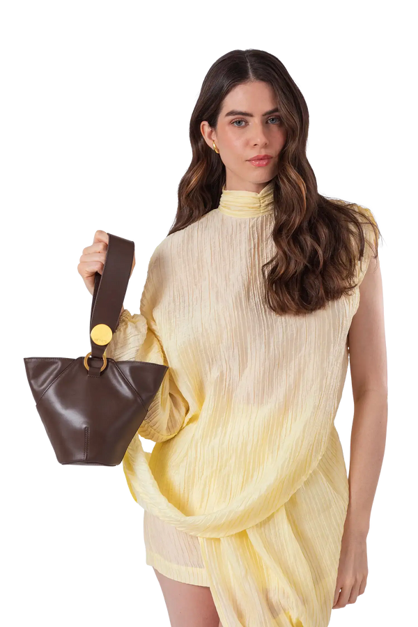 Bolsa de ombro em couro legítimo na cor marrom claro com fechamento seguro e alça ajustável confortável, design sofisticado e funcional ideal para o dia a dia.