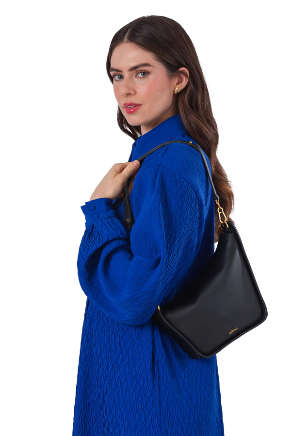 Bolsa em couro legítimo na cor preta com fechamento por zíper e alça de ombro confortável, design sofisticado e funcional ideal para o dia a dia.