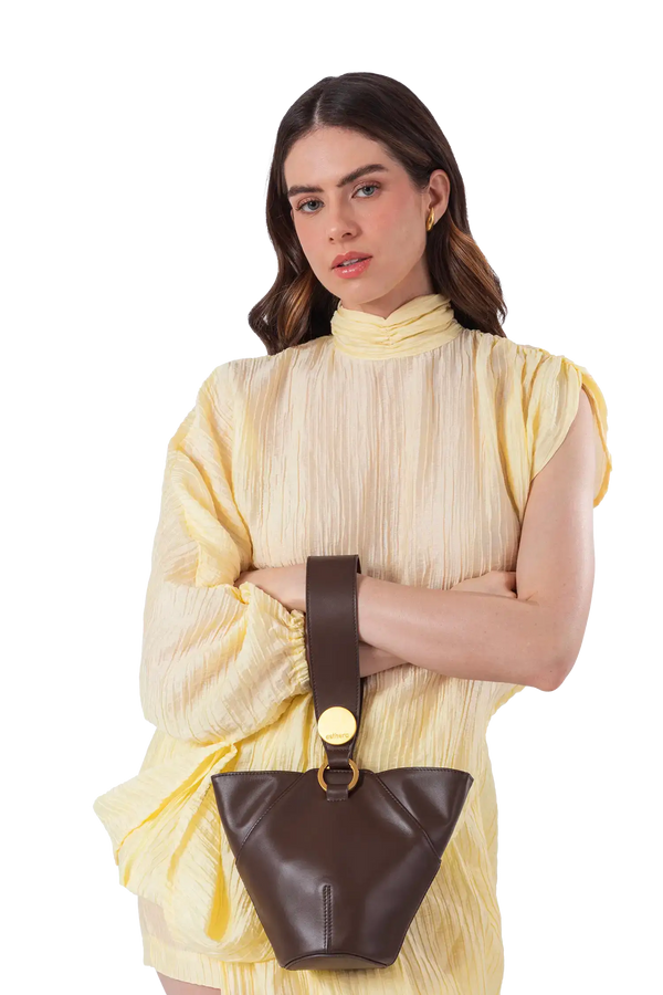 Bolsa de ombro em couro legítimo na cor marrom claro com fechamento seguro e alça ajustável confortável, design sofisticado e funcional ideal para o dia a dia.