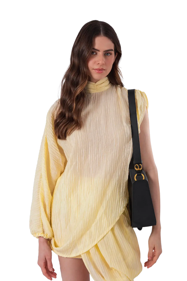 Bolsa em couro legítimo na cor preta com fechamento por zíper e alça de ombro confortável, design sofisticado e funcional ideal para o dia a dia.