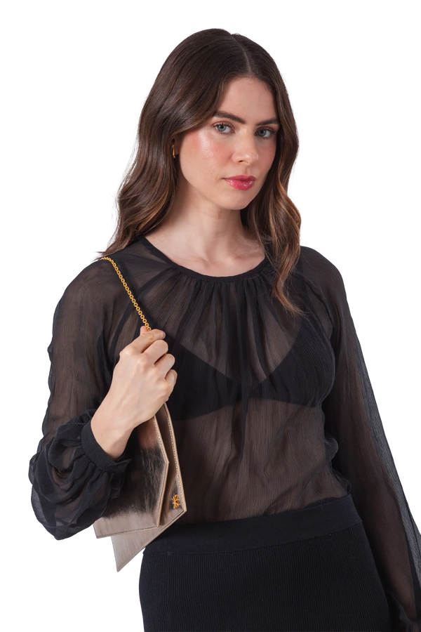 Bolsa em couro legítimo na cor com tom elegante com fechamento seguro e alça ajustável confortável, design sofisticado e funcional ideal para o dia a dia.