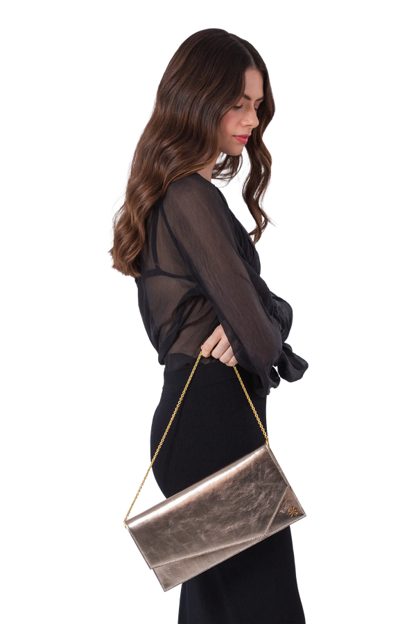 Bolsa em couro legítimo na cor com tom elegante com fechamento seguro e alça ajustável confortável, design sofisticado e funcional ideal para o dia a dia.