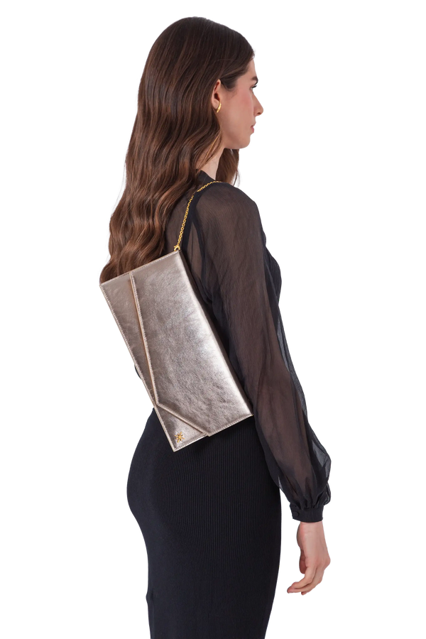 Bolsa em couro legítimo na cor com tom elegante com fechamento seguro e alça ajustável confortável, design sofisticado e funcional ideal para o dia a dia.