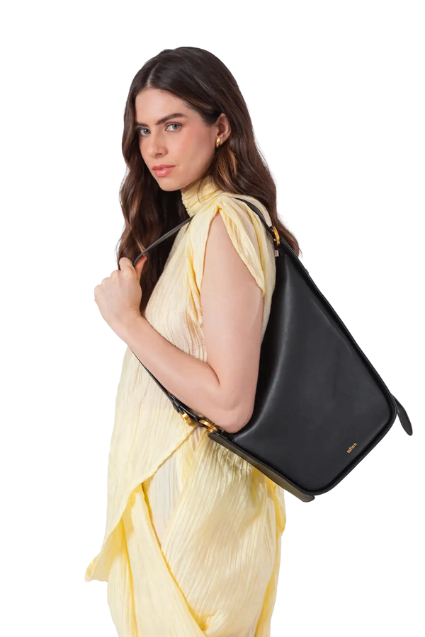 Bolsa em couro legítimo na cor preta com fechamento por zíper e alça de ombro confortável, design sofisticado e funcional ideal para o dia a dia.