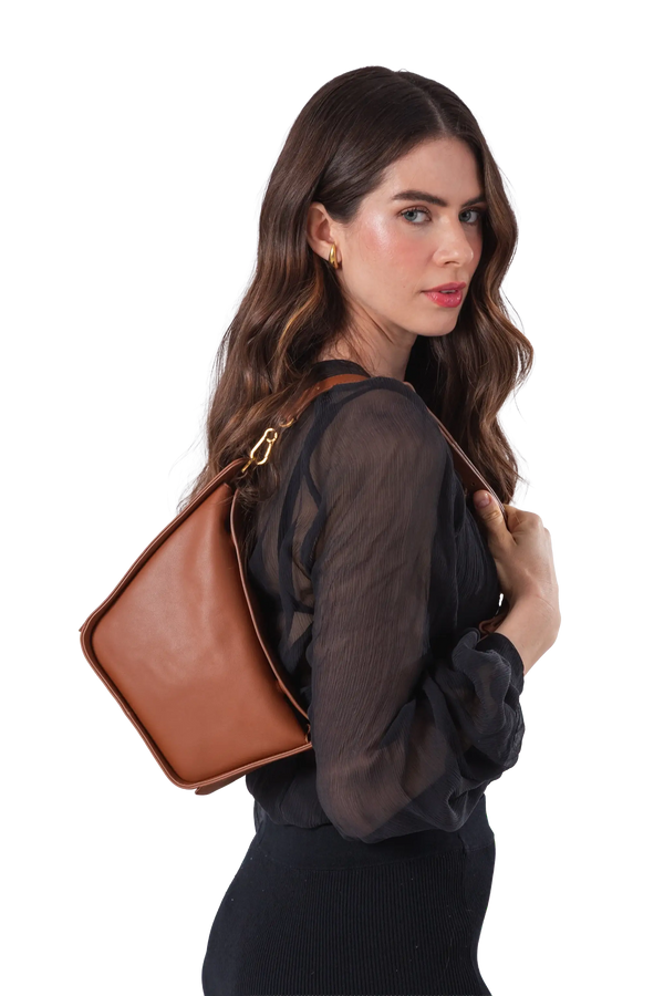 Bolsa em couro legítimo na cor marrom claro com fechamento por zíper e alça de ombro confortável, design sofisticado e funcional ideal para o dia a dia.