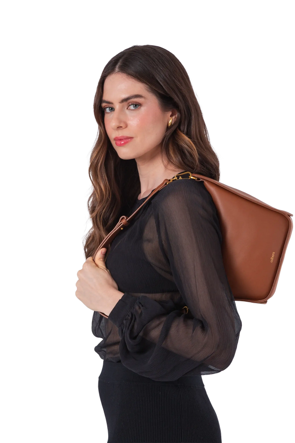 Bolsa em couro legítimo na cor marrom claro com fechamento por zíper e alça de ombro confortável, design sofisticado e funcional ideal para o dia a dia.