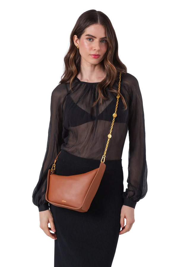 Bolsa em couro legítimo na cor marrom claro com fechamento por zíper e alça de ombro confortável, design sofisticado e funcional ideal para o dia a dia.
