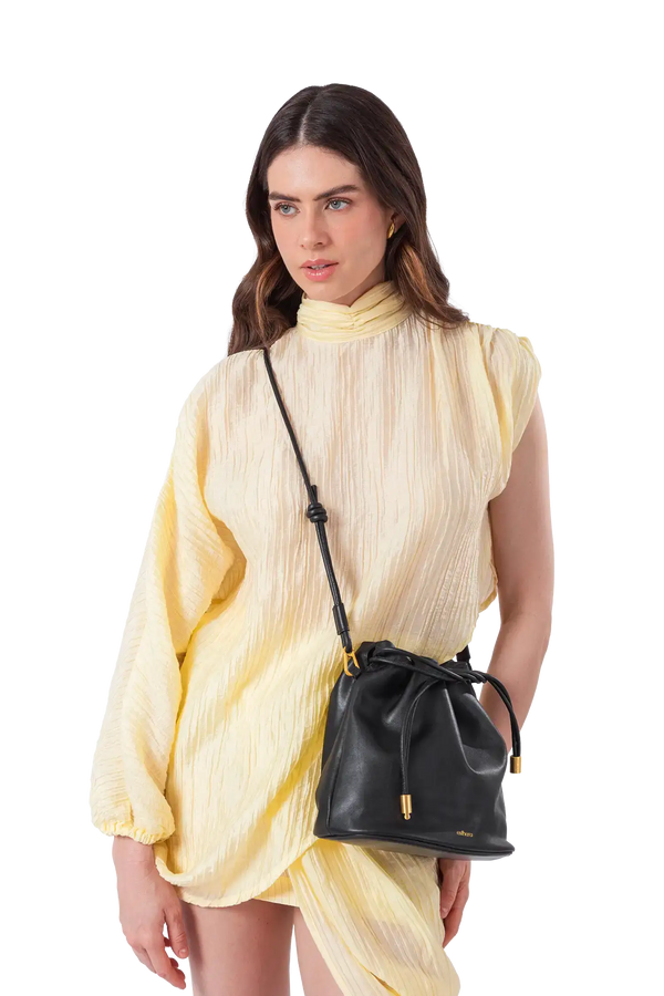 Bolsa tiracolo em couro legítimo na cor preta com fechamento seguro e alça ajustável confortável, design sofisticado e funcional ideal para o dia a dia.