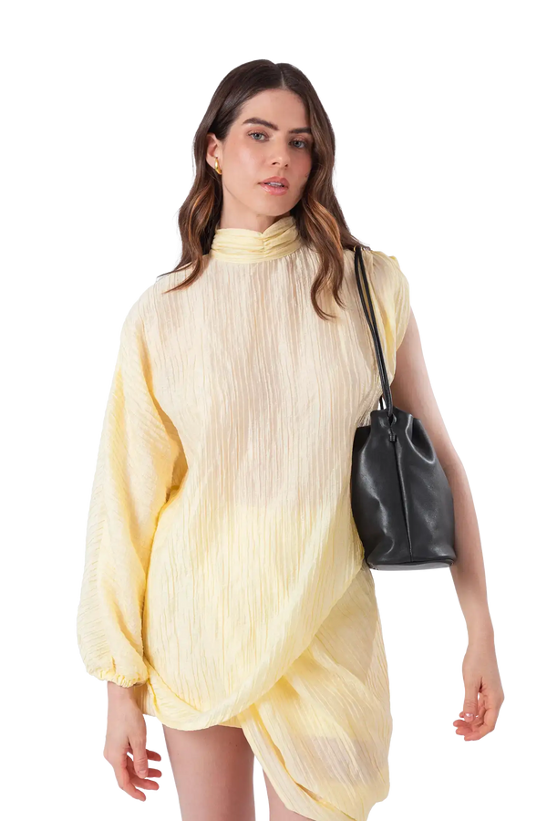 Bolsa tiracolo em couro legítimo na cor preta com fechamento seguro e alça ajustável confortável, design sofisticado e funcional ideal para o dia a dia.