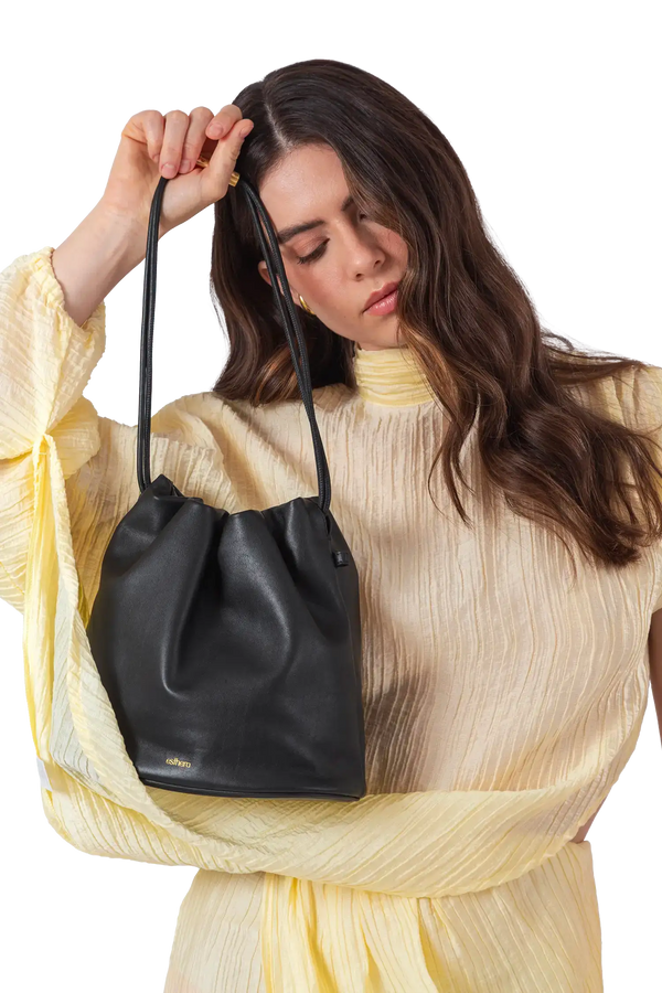 Bolsa tiracolo em couro legítimo na cor preta com fechamento seguro e alça ajustável confortável, design sofisticado e funcional ideal para o dia a dia.