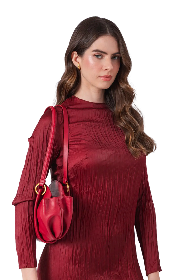 Bolsa baguette em couro legítimo na cor vermelha merlot com fechamento por zíper e alça de ombro confortável, design sofisticado e funcional ideal para o dia a dia.