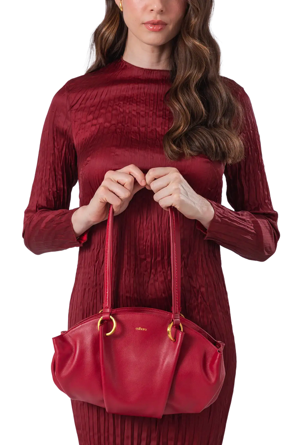Bolsa baguette em couro legítimo na cor vermelha merlot com fechamento por zíper e alça de ombro confortável, design sofisticado e funcional ideal para o dia a dia.