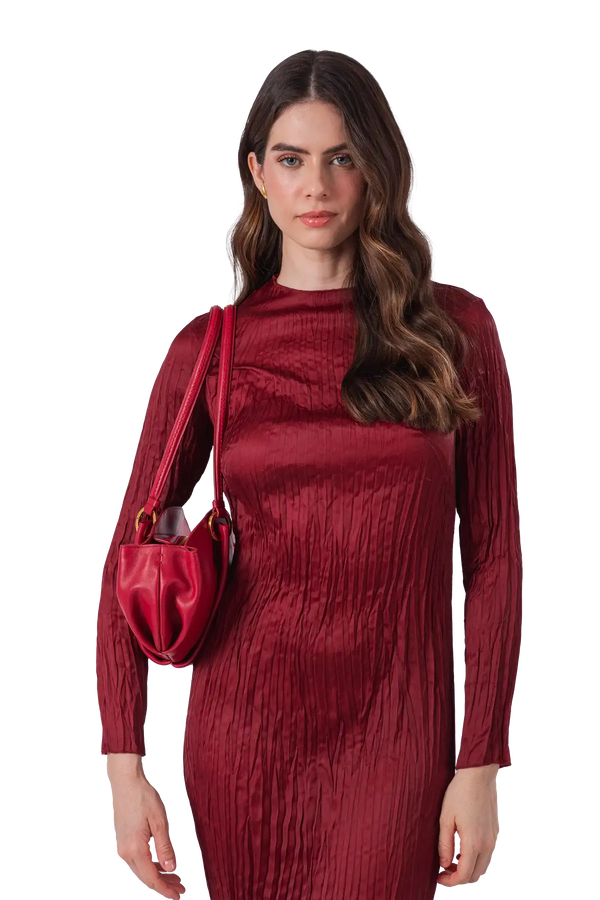 Bolsa baguette em couro legítimo na cor vermelha merlot com fechamento por zíper e alça de ombro confortável, design sofisticado e funcional ideal para o dia a dia.