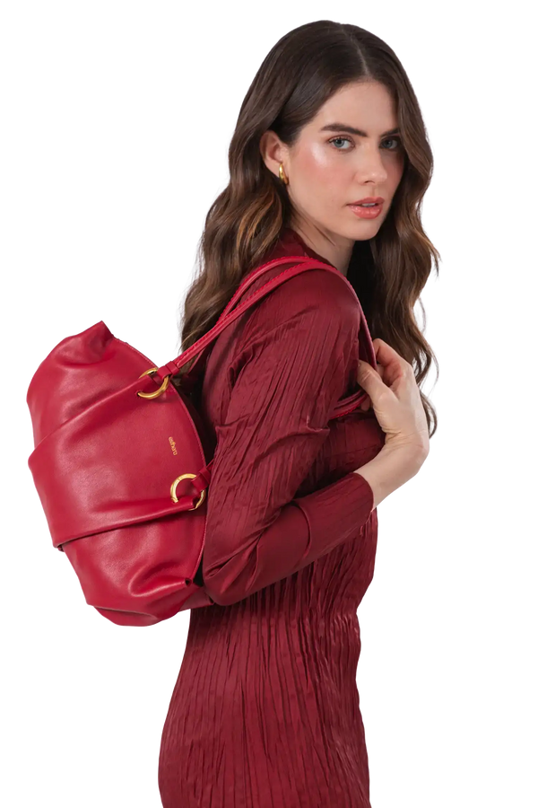 Bolsa baguette em couro legítimo na cor vermelha merlot com fechamento por zíper e alça de ombro confortável, design sofisticado e funcional ideal para o dia a dia.