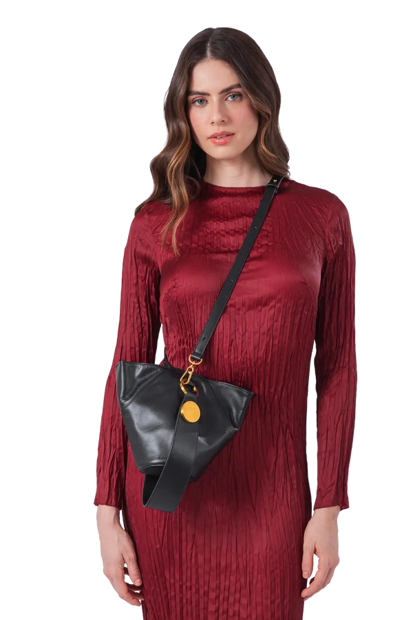Bolsa de ombro em couro legítimo na cor preta com fechamento seguro e alça ajustável confortável, design sofisticado e funcional ideal para o dia a dia.