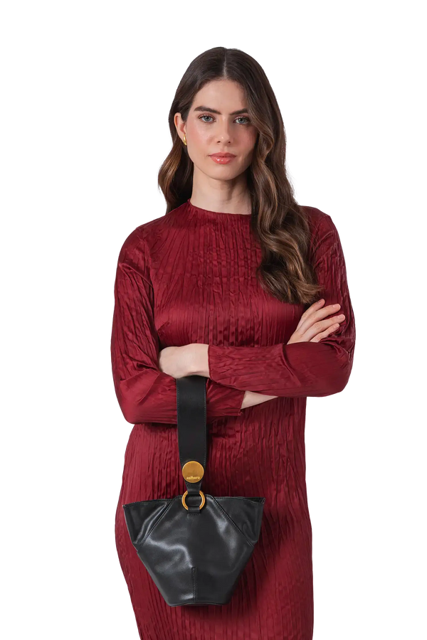 Bolsa de ombro em couro legítimo na cor preta com fechamento seguro e alça ajustável confortável, design sofisticado e funcional ideal para o dia a dia.