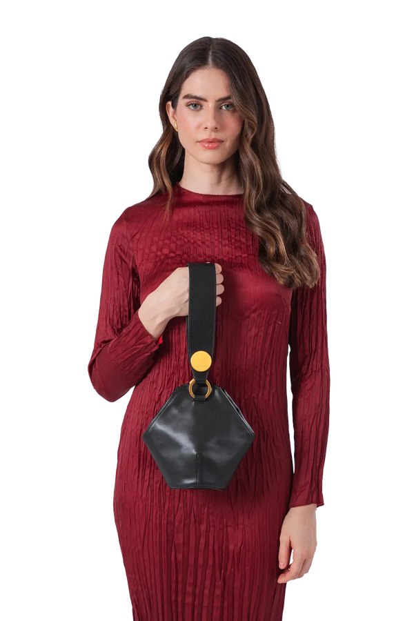 Bolsa de ombro em couro legítimo na cor preta com fechamento seguro e alça ajustável confortável, design sofisticado e funcional ideal para o dia a dia.