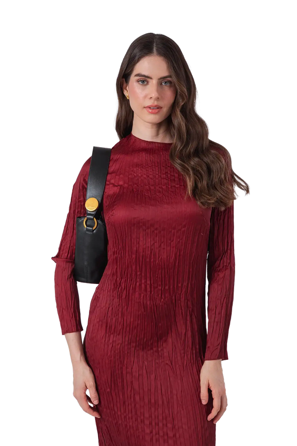 Bolsa de ombro em couro legítimo na cor preta com fechamento seguro e alça ajustável confortável, design sofisticado e funcional ideal para o dia a dia.