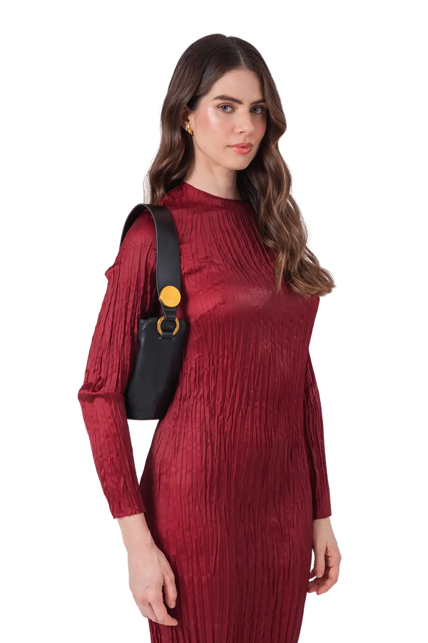 Bolsa de ombro em couro legítimo na cor preta com fechamento seguro e alça ajustável confortável, design sofisticado e funcional ideal para o dia a dia.