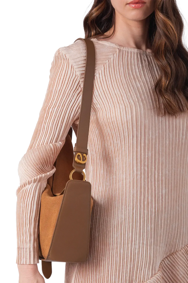 Bolsa em camurça na cor com tom elegante com fechamento por zíper e alça de ombro confortável, design sofisticado e funcional ideal para o dia a dia.