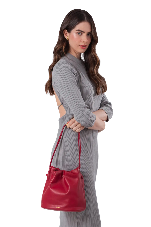 Bolsa tiracolo em couro legítimo na cor vermelha merlot com fechamento seguro e alça ajustável confortável, design sofisticado e funcional ideal para o dia a dia.