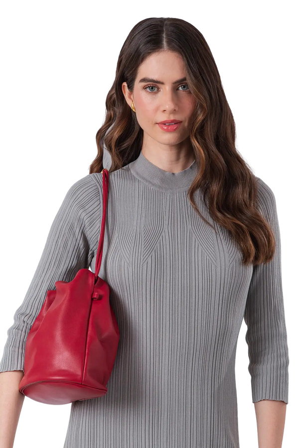 Bolsa tiracolo em couro legítimo na cor vermelha merlot com fechamento seguro e alça ajustável confortável, design sofisticado e funcional ideal para o dia a dia.