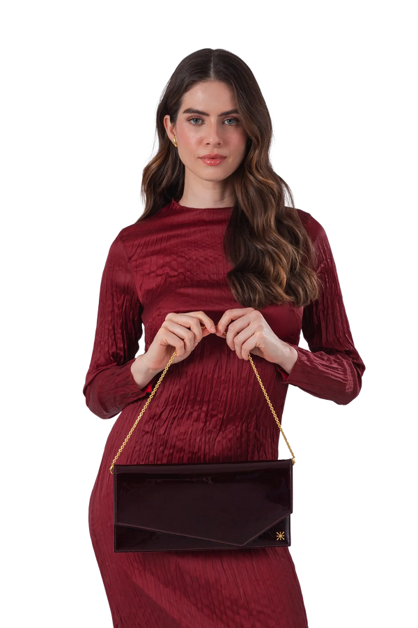 Bolsa em couro legítimo na cor burgundy com fechamento seguro e alça ajustável confortável, design sofisticado e funcional ideal para o dia a dia.