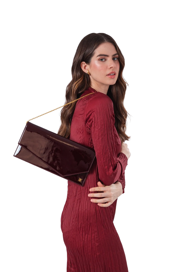 Bolsa em couro legítimo na cor burgundy com fechamento seguro e alça ajustável confortável, design sofisticado e funcional ideal para o dia a dia.