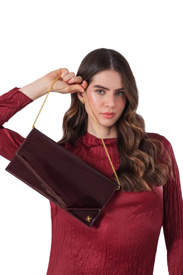 Bolsa em couro legítimo na cor burgundy com fechamento seguro e alça ajustável confortável, design sofisticado e funcional ideal para o dia a dia.