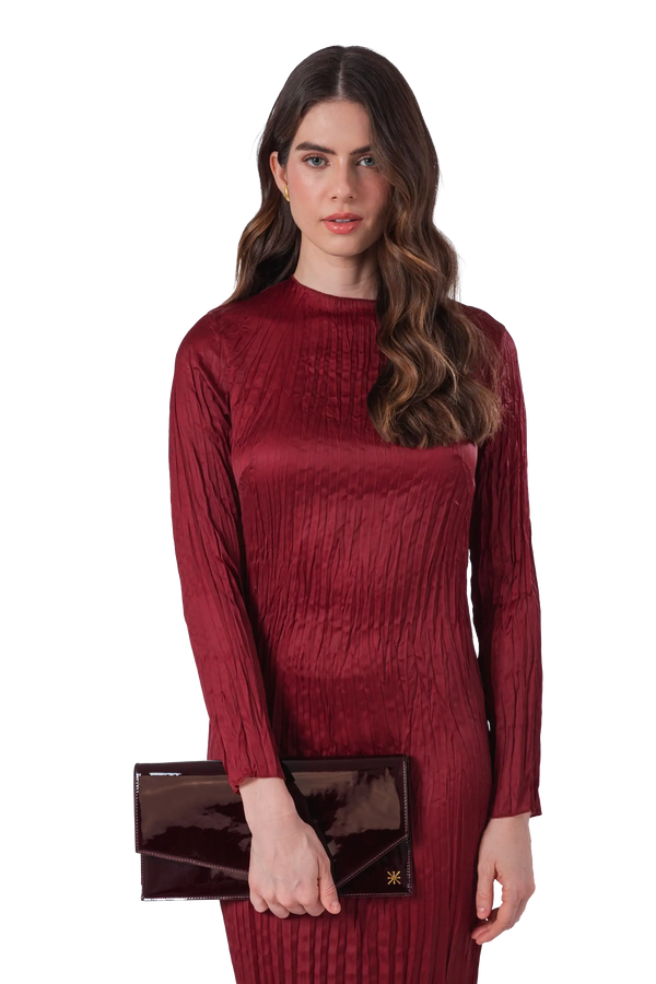 Bolsa em couro legítimo na cor burgundy com fechamento seguro e alça ajustável confortável, design sofisticado e funcional ideal para o dia a dia.