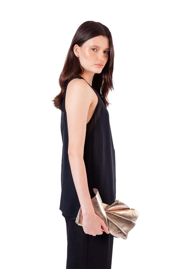 Bolsa de mão em couro legítimo na cor com tom elegante com fechamento por zíper e alça de ombro confortável, design sofisticado e funcional ideal para o dia a dia.