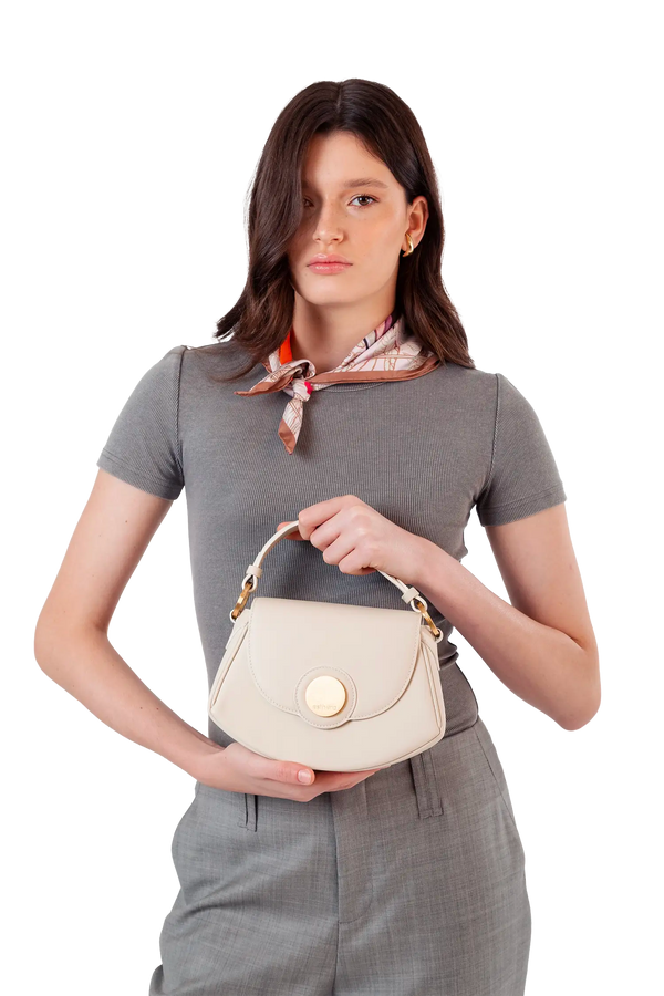 Bolsa tiracolo em couro legítimo na cor areia com fechamento seguro e alça ajustável confortável, design sofisticado e funcional ideal para o dia a dia.
