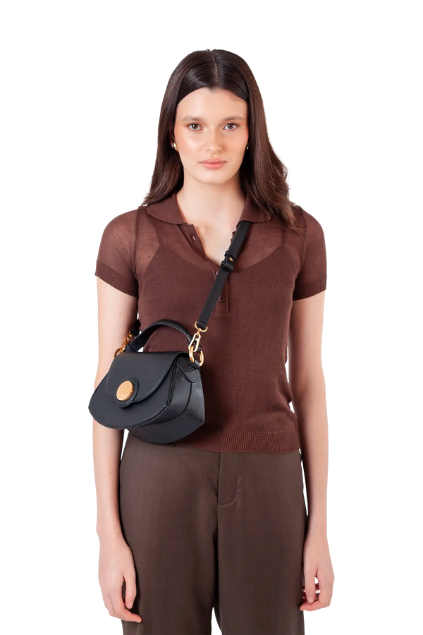 Bolsa tiracolo em couro legítimo na cor preta com fechamento seguro e alça ajustável confortável, design sofisticado e funcional ideal para o dia a dia.