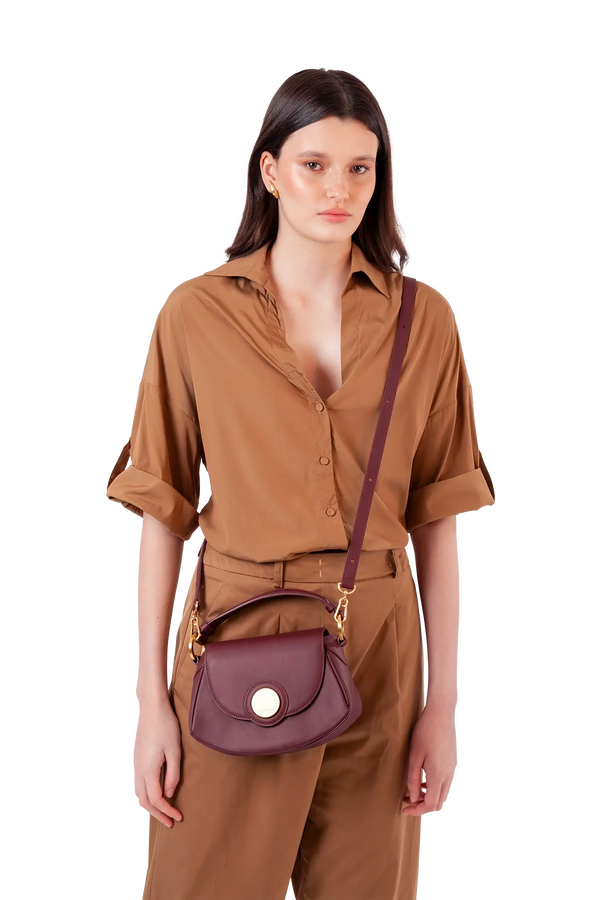 Bolsa tiracolo em couro legítimo na cor burgundy com fechamento seguro e alça ajustável confortável, design sofisticado e funcional ideal para o dia a dia.