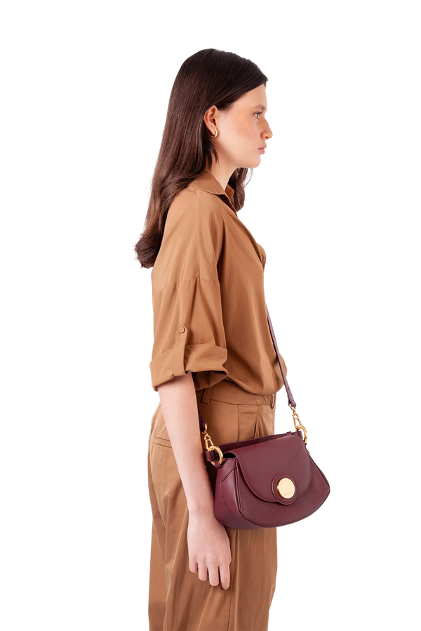 Bolsa tiracolo em couro legítimo na cor burgundy com fechamento seguro e alça ajustável confortável, design sofisticado e funcional ideal para o dia a dia.
