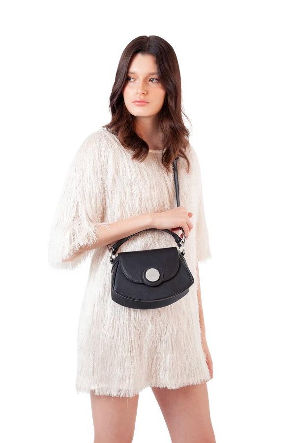 Bolsa tiracolo em couro legítimo na cor preta com fechamento seguro e alça ajustável confortável, design sofisticado e funcional ideal para o dia a dia.