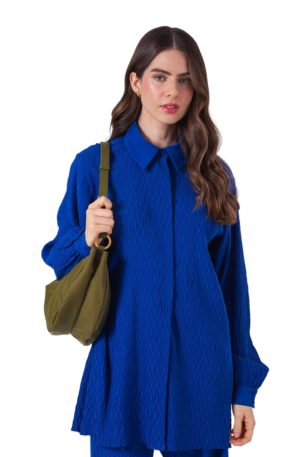 Bolsa tiracolo em couro legítimo na cor com tom elegante com fechamento seguro e alça ajustável confortável, design sofisticado e funcional ideal para o dia a dia.