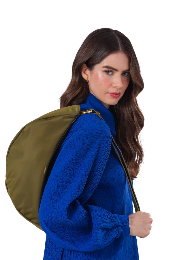 Bolsa tiracolo em couro legítimo na cor com tom elegante com fechamento seguro e alça ajustável confortável, design sofisticado e funcional ideal para o dia a dia.