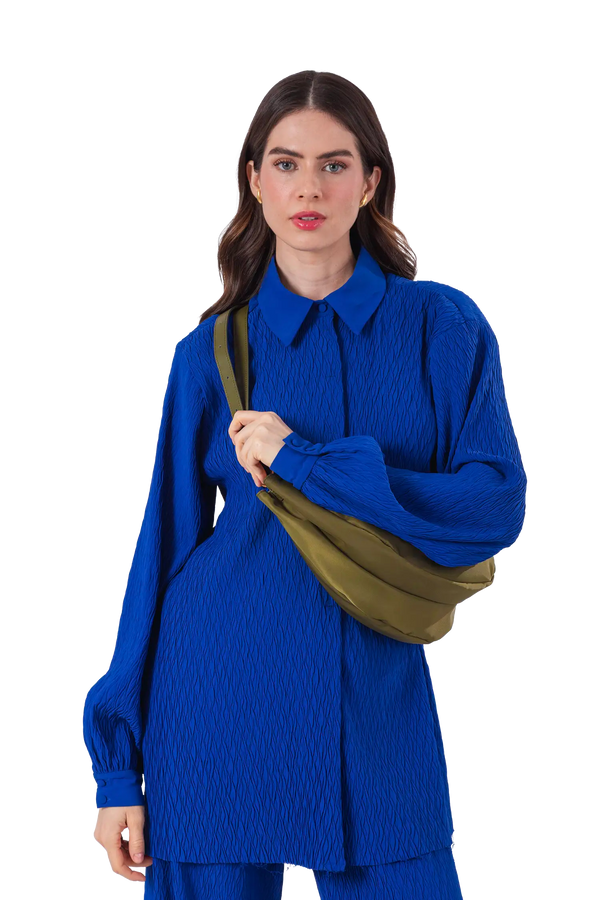 Bolsa tiracolo em couro legítimo na cor com tom elegante com fechamento seguro e alça ajustável confortável, design sofisticado e funcional ideal para o dia a dia.